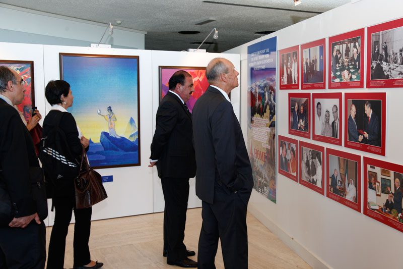 Посетители выставки: Посол России  Г.П.Тарасов и начальник службы координации планирования А.Алмоман