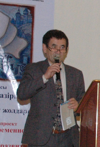 Б.С. Какабаев приветствует участников круглого стола