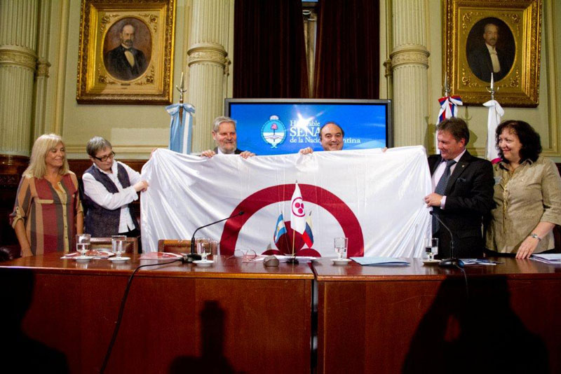 Prof. A. Postnikov passed on to Senator S. Cabanchik the Banner of Peace for the National Senate of Argentina