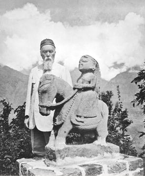 Kullu Valley. N.K. Roerich with the statue of Guga Chohan